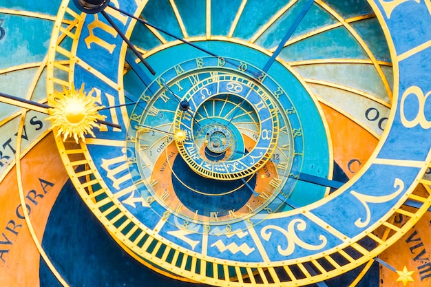 Droste-Effekt-Hintergrund basierend auf der Prager astronomischen Uhr. Abstraktes Design für Konzepte im Zusammenhang mit Astrologie, Fantasie, Zeit und Magie.