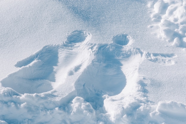 Druck des menschlichen Körpers auf Schnee Figur im Schnee aus zwei Körpern von Mann und Frau