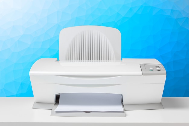 Drucker auf weißem Schreibtisch