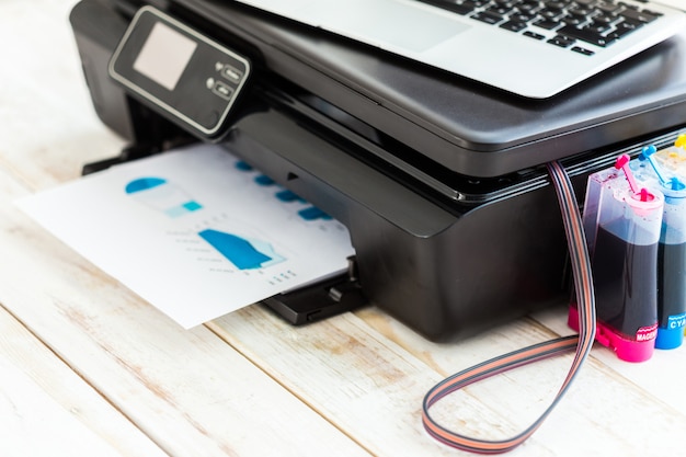 Drucker, Kopierer, Scanner. Bürotisch