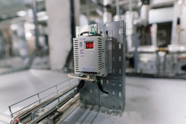 Drucksensor in einem industriellen Heizraumbarometer in der Heizungsanlage, Nahaufnahme