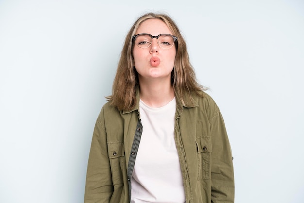 Foto drücken der lippen zusammen mit einem niedlichen spaß glücklich schönen ausdruck, der einen kuss sendet