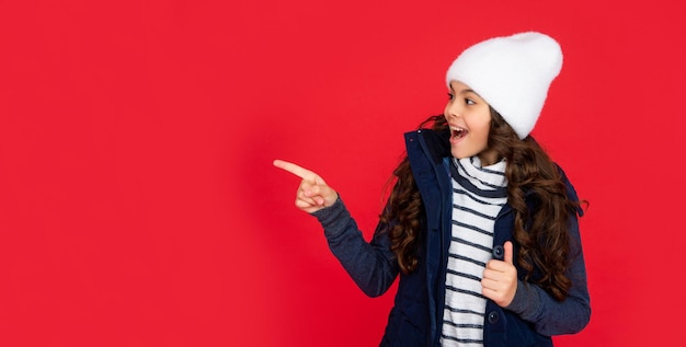 Drücken Sie den Finger der positiven Emotion Wintermode auf dem emotionalen Kind des Kopierraums aus