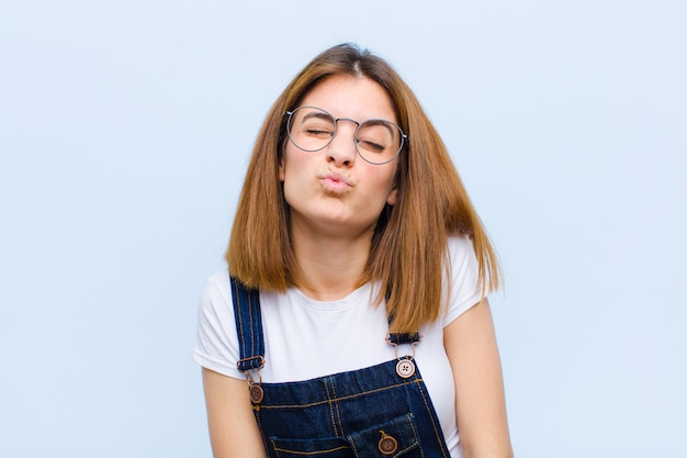 Drücken Sie die Lippen zusammen mit einem süßen, lustigen, fröhlichen, schönen Ausdruck und senden Sie einen Kuss