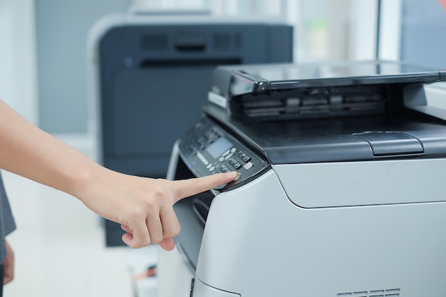 Drücken Sie die Taste am Bedienfeld des Druckerscanners oder der Laserkopiermaschine im Büro