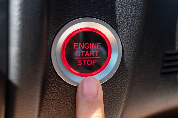 Drücken Sie mit dem Finger auf einen Zündknopf oder STARTEN Sie den Motor in einem modernen Elektroauto Keyless Change Strategy Vision Innovation und Zukunftskonzept