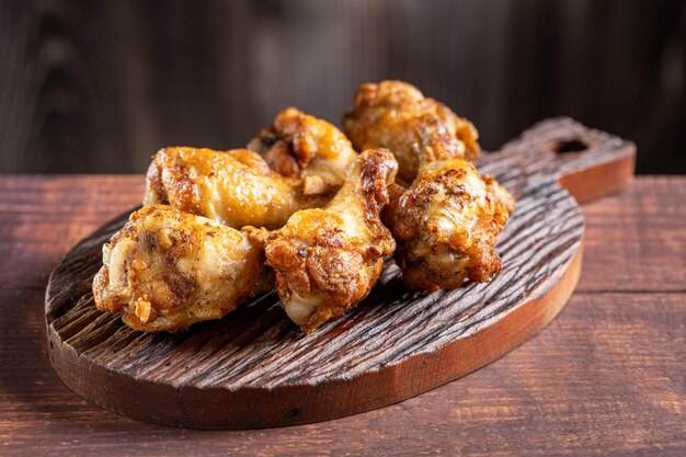 Foto drumette de pollo a la parrilla en la tabla de cortar