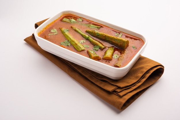 Drumstick CurryÃ‚Â es una salsa de verduras deliciosa y picante o una receta seca que se prepara con moringa y especias. Comida india sana