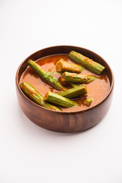 Drumstick Curry® ist eine köstliche und würzige Gemüsesoße oder ein Trockenrezept, das mit Moringa-Sticks und Gewürzen zubereitet wird. Gesundes indisches Essen