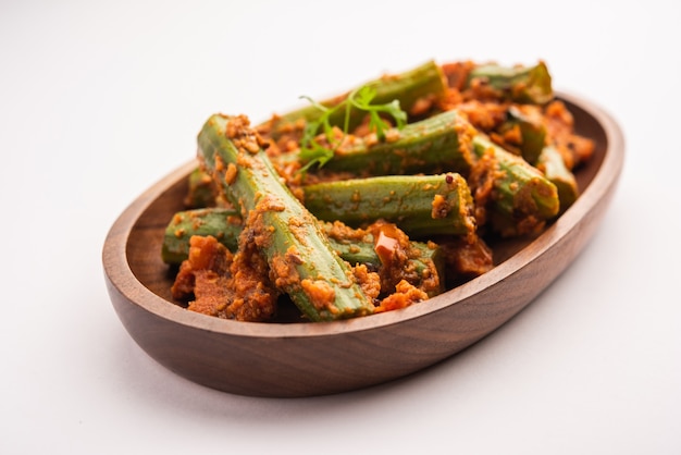 Drumstick Curry ist eine köstliche und würzige Gemüsesoße oder ein Trockenrezept, das mit Moringa-Sticks und Gewürzen zubereitet wird
