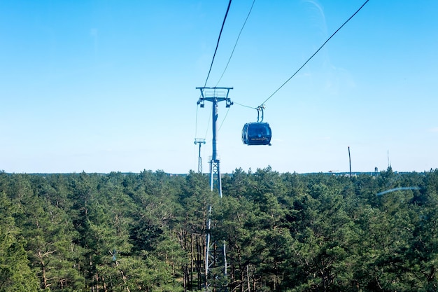 DRUSKININKAI LITHUANIA 12 de mayo de 2017 Vista aérea del bosque y el pueblo desde el funicular en un día soleado