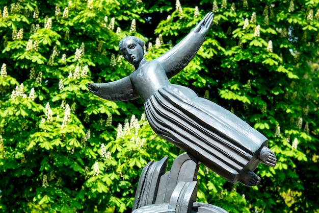 DRUSKININKAI LITUANIA 14 de mayo de 2017 escultura de ángel hecha de piedra en el parque