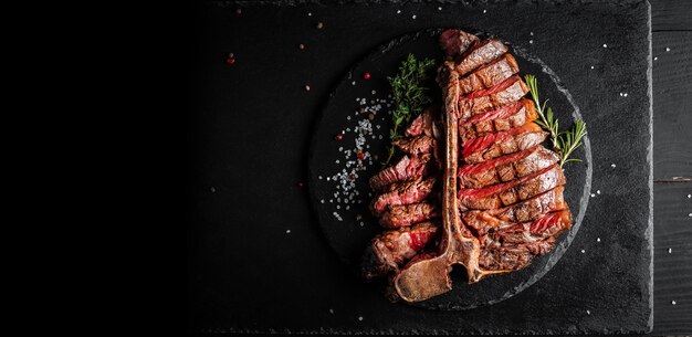 Dry Aged Barbecue Porterhouse Steak Tbone Beefsteak geschnitten mit großem Filetstück mit Kräutern und Salz Amerikanisches Fleischrestaurant