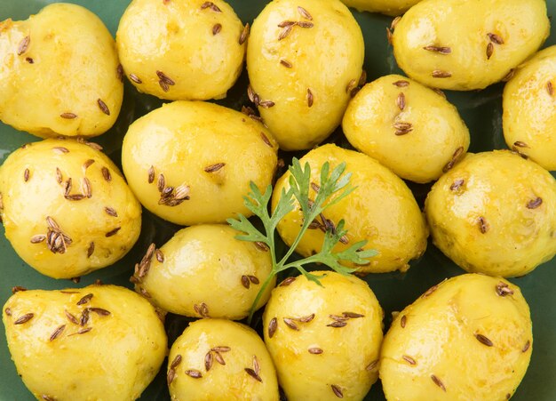 Dry Potato sabzi o Jeera Aloo fry es una receta india para el almuerzo o la cena que se sirve en un plato con Roti o paratha