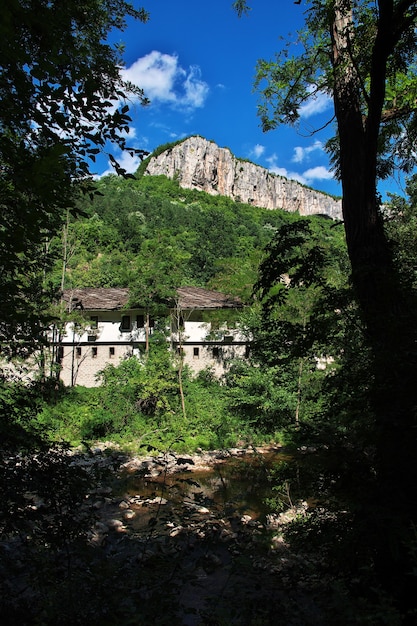 Dryanovo es un antiguo monasterio en Bulgaria