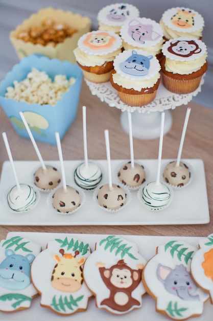 Dschungel-Safari-Tier-Geburtstags-Süßigkeiten Plätzchen-Macarons-Cupcakes mit Zucker-Tier-Dekorationen