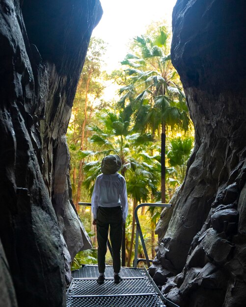 dschungelmädchenhut, der in der carnarvon-schlucht im wilden australischen hinterland von queensland, australischer busch wandert