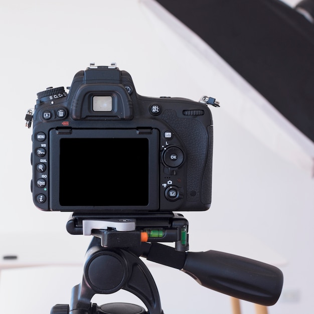 DSLR-Kamera auf einem Stativ im Studio