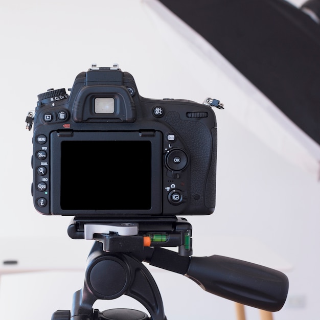 Dslr-kamera auf einem stativ im studio