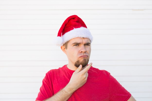 Dssatisfecho santa con sombrero de navidad