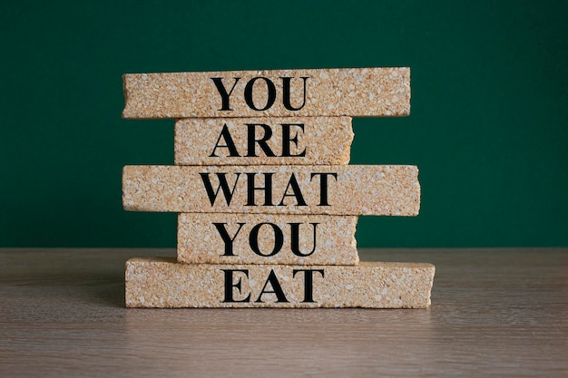 Du bist, was du isst, Symbol. Stapel von Ziegelsteinen. Worte: Du bist, was du isst