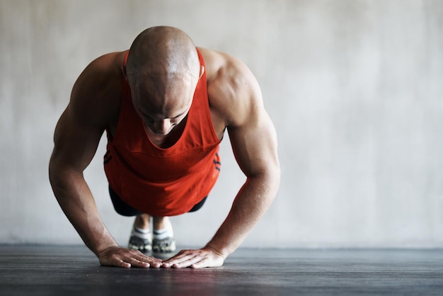 Du musst es schieben. Aufnahme eines Mannes, der im Fitnessstudio trainiert.