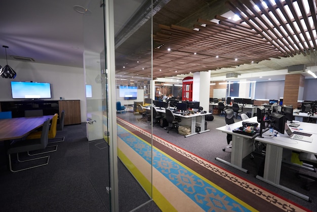 Dual-Monitor-Bildschirm und Laptop-Computer im modernen Büro im Innenbereich, Startup-Unternehmenssoftware entwickelt Technologie