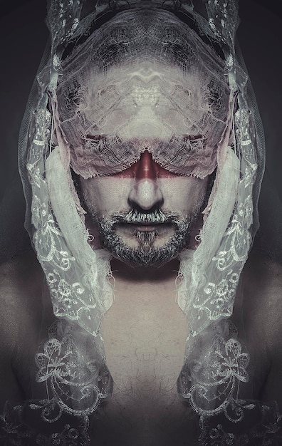 dualität verschleierter mysteriöser mann im gesicht und rot bemalte maske
