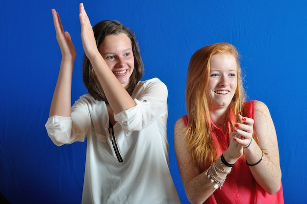 Duas adolescentes aplaudindo