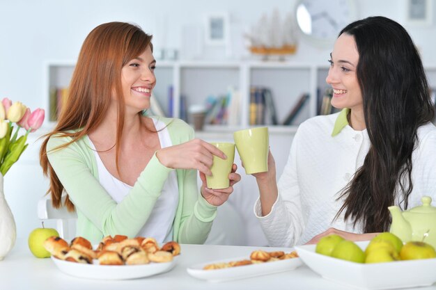 Duas amigas bebendo chá