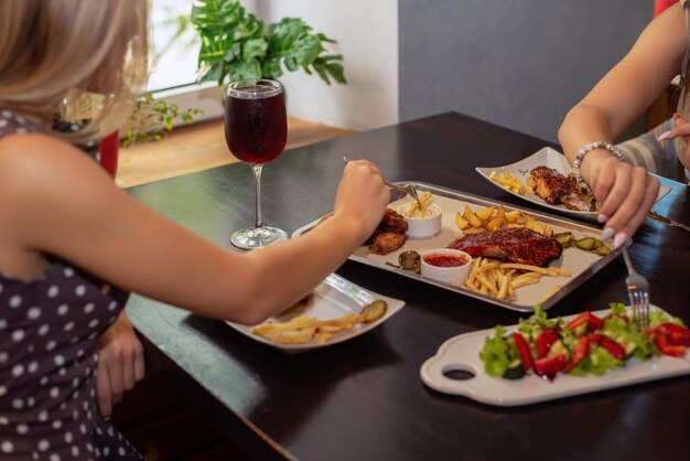 Foto duas amigas durante o jantar no restaurante moderno