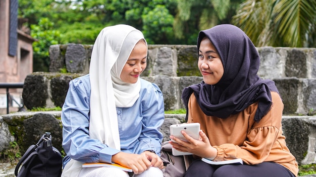 Duas amigas estudantes asiáticas discutindo