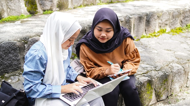 Duas amigas estudantes asiáticas discutindo