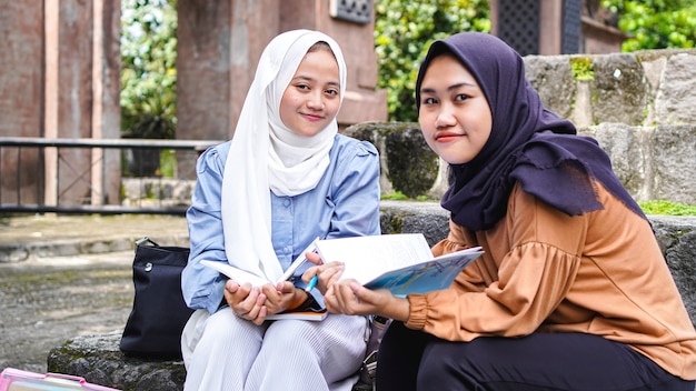 Duas amigas estudantes asiáticas discutindo