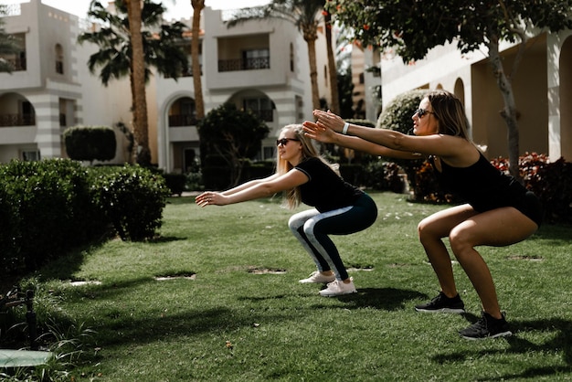 Duas amigas fazem exercício ao ar livre