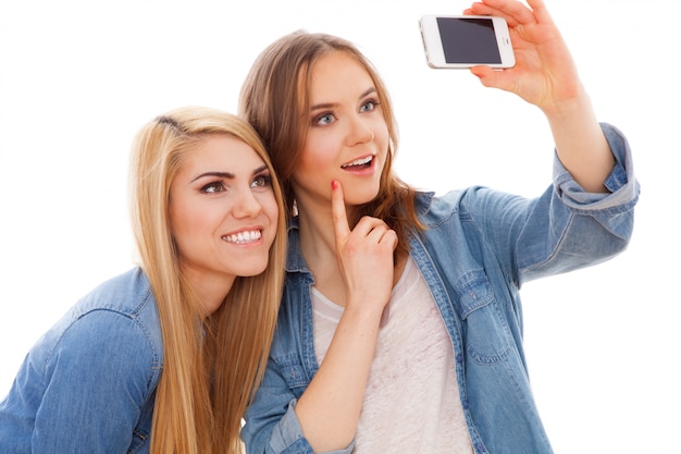 Duas amigas fazendo um selfie