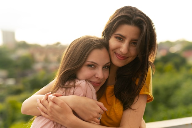 Duas amigas passando um tempo juntas ao ar livre