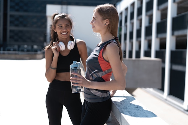 Duas amigas relaxam depois de correr na cidade.