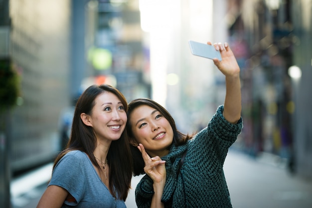 Duas amigas reunidas em Tóquio