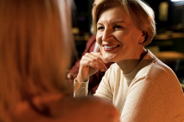 Foto duas amigas sênior conversando enquanto juntos