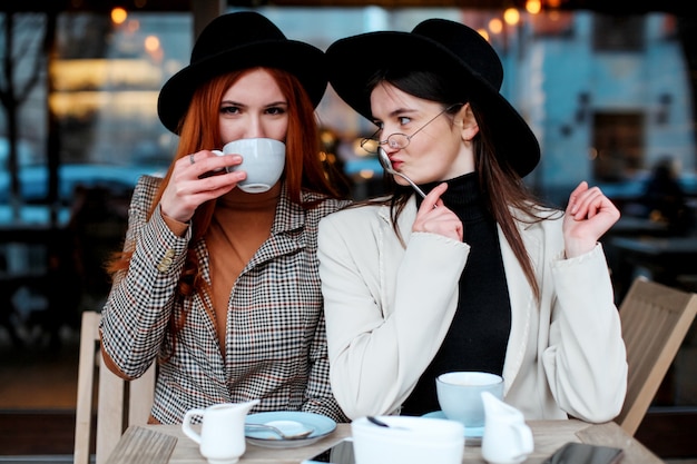 Duas amigas tomando café no café