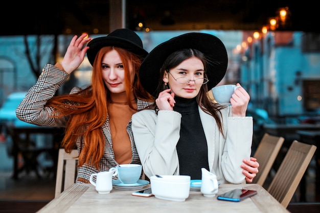 Duas amigas tomando café no café