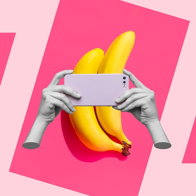 Duas bananas com celular com câmera fotográfica em mãos femininas tirando foto. Arte contemporânea