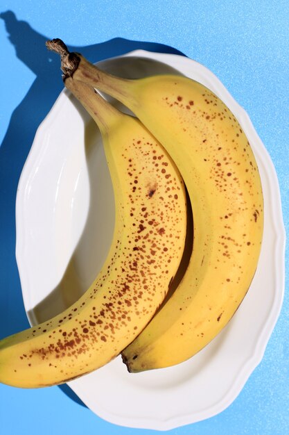 Duas Bananas com Freckle na Chapa Branca, Fundo Azul