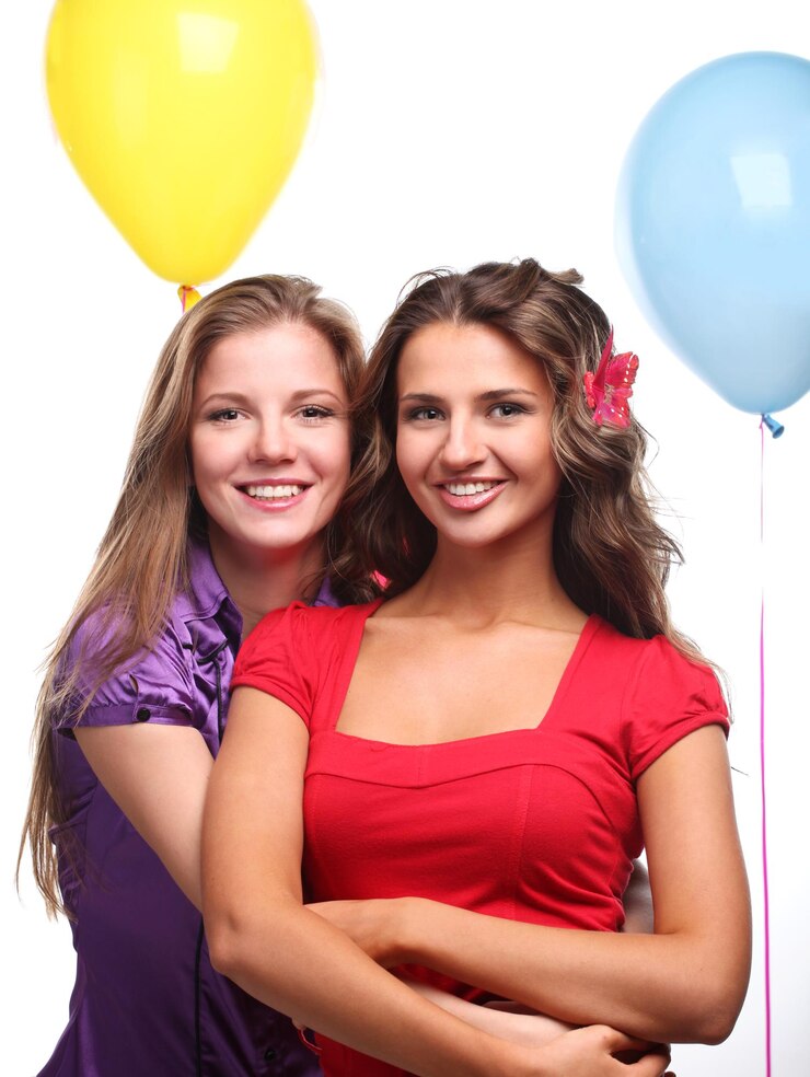 Foto duas belas jovens namoradas com balões coloridos