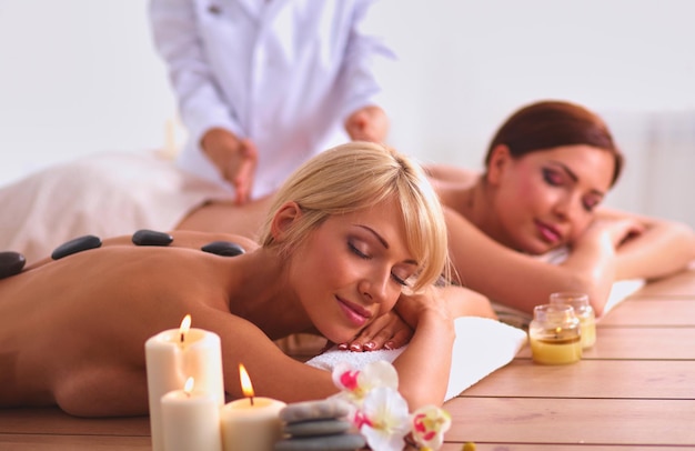 Duas belas mulheres relaxando e se divertindo no centro de spa