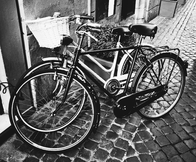Duas bicicletas clássicas vintage retrô city, foto bw, Roma, Itália