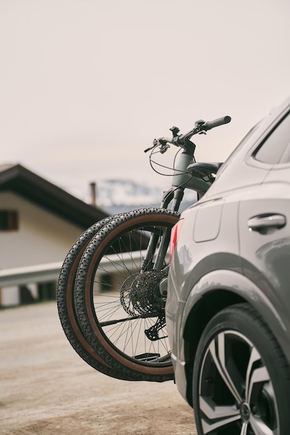 Duas bicicletas de montanha de suspensão total nas costas do SUV Conceito de aventuras nas montanhas