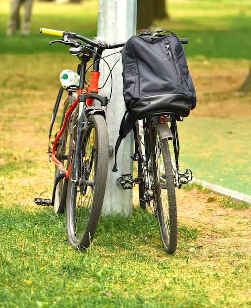 duas bicicletas perto do poste. bicicletas esportivas pessoais no parque