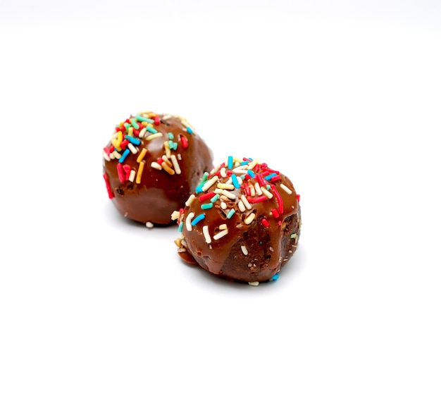 Foto duas bolas de chocolate caseiras em fundo branco